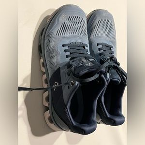 On Running On Cloud size 8w (women’s) Blue Good condition
